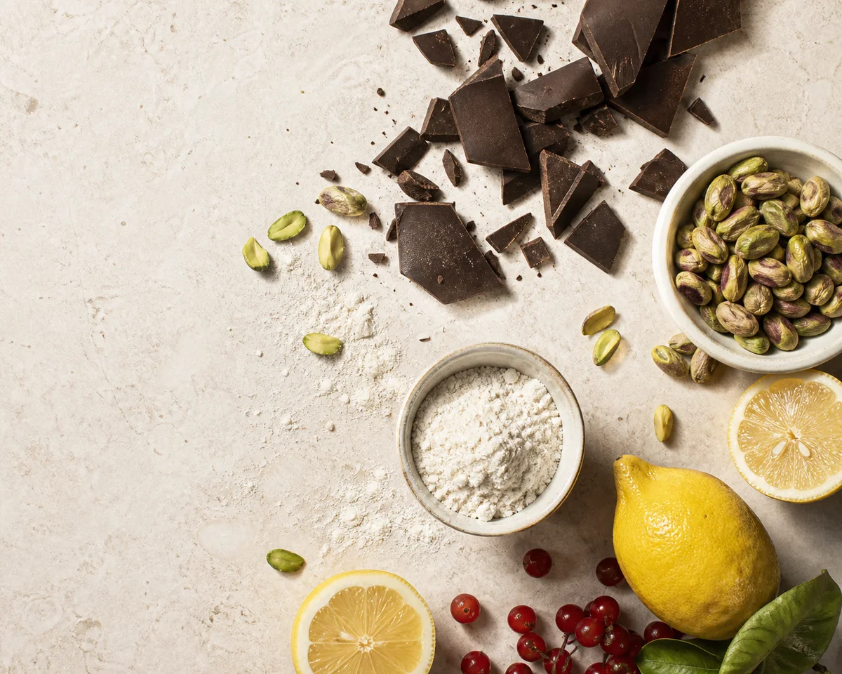Ingredientes para sobremesas dispostos sobre uma mesa